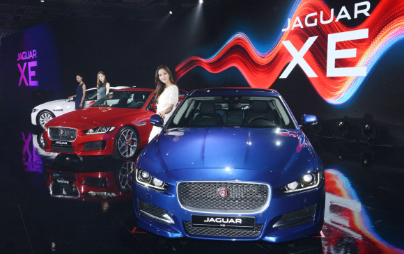 6일 서울 한남동 그랜드 하얏트 호텔에서 재규어 랜드로버의 프리미엄 스포츠 세단 ’재규어 XE’ 신차 공개 행사가 열리고 있다. 재규어 XE는 총 5가지 세부모델로 2.0리터 인제니움 디젤 엔진을 탑재한 ’XE R-Sport’, ’XE 포트폴리오(Portfolio), ’XE 프레스티지(Prestige)’와 2.0리터 가솔린 터보차저 엔진의 ’XE 프레스티지’ 및 3.0리터 V6 수퍼차저 가솔린 엔진의 고성능 모델인 ’XE S’로 구성되었다. 이종원 선임기자 jongwon@seoul.co.kr