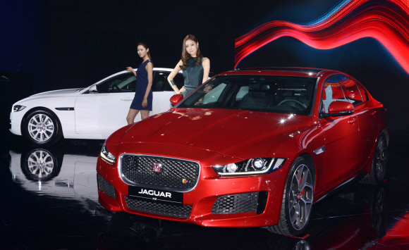 6일 서울 한남동 그랜드 하얏트 호텔에서 재규어 랜드로버의 프리미엄 스포츠 세단 ’재규어 XE’ 신차 공개 행사가 열리고 있다. 재규어 XE는 총 5가지 세부모델로 2.0리터 인제니움 디젤 엔진을 탑재한 ’XE R-Sport’, ’XE 포트폴리오(Portfolio), ’XE 프레스티지(Prestige)’와 2.0리터 가솔린 터보차저 엔진의 ’XE 프레스티지’ 및 3.0리터 V6 수퍼차저 가솔린 엔진의 고성능 모델인 ’XE S’로 구성되었다. 이종원 선임기자 jongwon@seoul.co.kr