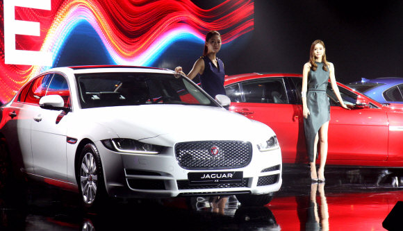 6일 서울 한남동 그랜드 하얏트 호텔에서 재규어 랜드로버의 프리미엄 스포츠 세단 ’재규어 XE’ 신차 공개 행사가 열리고 있다. 재규어 XE는 총 5가지 세부모델로 2.0리터 인제니움 디젤 엔진을 탑재한 ’XE R-Sport’, ’XE 포트폴리오(Portfolio), ’XE 프레스티지(Prestige)’와 2.0리터 가솔린 터보차저 엔진의 ’XE 프레스티지’ 및 3.0리터 V6 수퍼차저 가솔린 엔진의 고성능 모델인 ’XE S’로 구성되었다. 이종원 선임기자 jongwon@seoul.co.kr