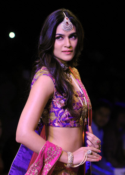 인도 발리우드 여배우 Kirti Sanon이 5일(현지시간) 뭄바이에서 열린 ‘2015 인도 인터내셔널 쥬얼리 위크(India International Jewellery Week 2015)’에서 작품을 선보이고 있다.  ⓒ AFPBBNews=News1