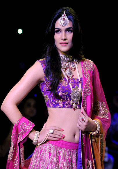 인도 발리우드 여배우 Kirti Sanon이 5일(현지시간) 뭄바이에서 열린 ‘2015 인도 인터내셔널 쥬얼리 위크(India International Jewellery Week 2015)’에서 작품을 선보이고 있다.  ⓒ AFPBBNews=News1