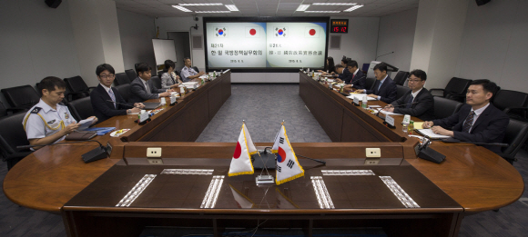 21차 한·일 국방정책실무회의’가 열린 5일 오후 서울 용산구 국방부 청사에서 윤순구 국방부 국제정책관과 스츠키 아츠오 방위성 방위정책 차장이 참석하고 있다.  손형준 기자 boltagoo@seoul.co.kr