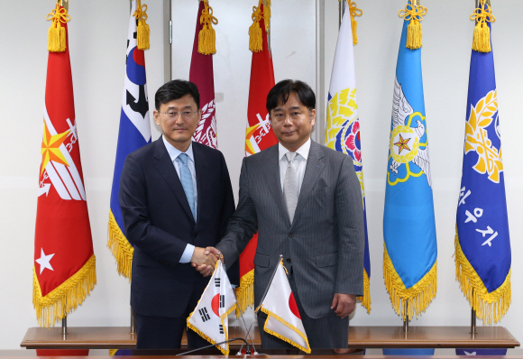 윤순구 국방부 국제정책관(왼쪽)과 스즈키 아츠오(鈴木敦夫) 일본 방위성 방위정책차장이 5일 서울 용산 국방부에서 열린 한·일 국방정책 실무회의에 앞서 악수하고 있다. 한·일 국방정책 실무회의는 1994년부터 한국 국방부와 일본 방위성의 국장급 인사가 대표로 참가하는 정례회의체이다. 매년 교대로 상대국을 방문해 개최했으나 지난해에는 과거사 문제에 대한 일본 측의 불성실한 태도로 열리지 않았다. 손형준 기자 boltagoo@seoul.co.kr