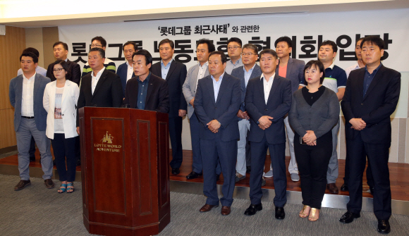 강석윤 롯데노동조합협의회 의장이 5일 서울 송파구 잠실롯데월드 교육관에서 롯데 계열사 노조위원장 회의를 마친 뒤 신동빈 롯데 회장 지지 성명을 발표하고 있다. 도준석 기자 pado@seoul.co.kr