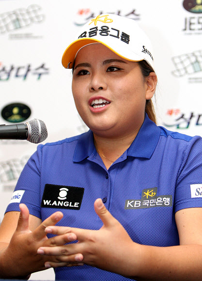 취재진 질문에 답하는 박인비