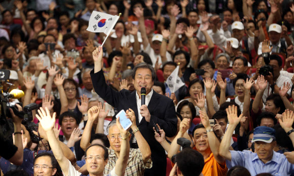 광복 70주년 기념으로 6일 오후 국회 의원회관에서 열린 영화 ‘암살’ 상영회에 새누리당 김무성 대표가 상영회에 앞서 만세 삼창하고 있다.  연합뉴스