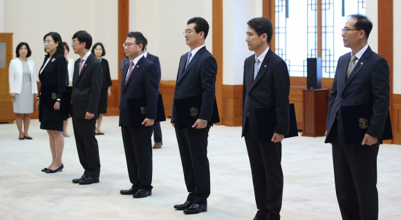 박근혜 대통령이 7일 오전 김현숙 고용복지수석 등 신임 차관(급) 6명에게 임명장을 수여했다. 이날 임명장을 받은 사람은 김현숙 고용복지수석, 김경환 국토교통부 제1차관, 김영호 감사원 감사위원, 이완수 감사원 사무총장, 오균 국무조정실 국무1차장, 심오택 국무총리 비서실장(왼쪽부터) 등이다. 청와대사진기자단