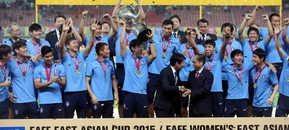 우승컵 들어올리는 대한민국