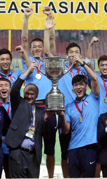 트로피 들어올리는 슈틸리케 감독과 김영권