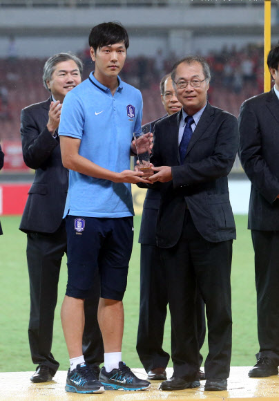 최우수 수비상 받은 김영권