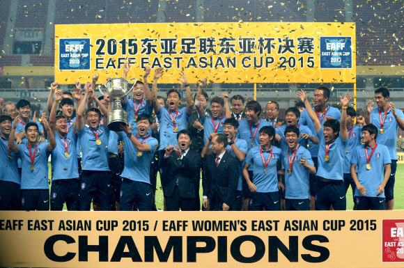 9일(현지시간) 중국 후베이성 우한 스포츠센터에서 열린 동아시안컵 축구대회에서 우승한 대한민국 선수들이 시상식에서 환호하고 있다. ⓒ AFPBBNews=News1