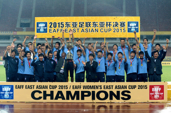 9일(현지시간) 중국 후베이성 우한 스포츠센터에서 열린 동아시안컵 축구대회에서 우승한 대한민국 선수들이 시상식에서 환호하고 있다. ⓒ AFPBBNews=News1