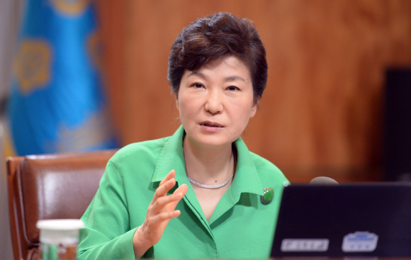 박근혜 대통령이 10일 오전 청와대에서 열린 대통령 주재 수석비서관회의에서 모두발언을 하고 있다. 안주영 기자 jya@seoul.co.kr
