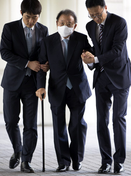 속행공판 출석하는 조석래 회장