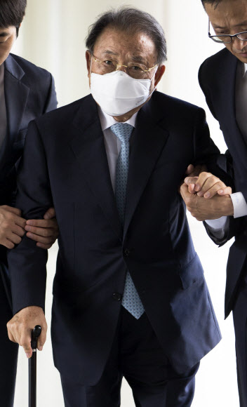 속행공판 출석하는 조석래 회장