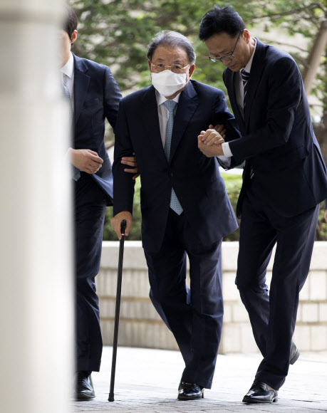 법정 향하는 조석래 회장