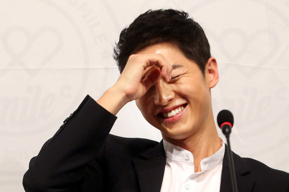 웃음 터진 송중기