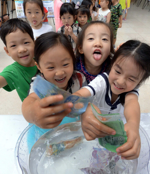 10일 서울 서초구청에서 열린 ’서초구, 제6회 세계화폐 전시회’에서 어린이들이 물에 젖지 않는 지폐를 체험하고 있다.올해로 6회째를 맞는 이 전시회는 ’화폐 속 세계 문화 유산을 찾아서’라는 주제로 15일까지 열린다. 이언탁 기자 utl@seoul.co.kr