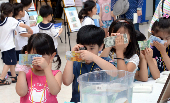 10일 서울 서초구청에서 열린 ’서초구, 제6회 세계화폐 전시회’에서 어린이들이 위조지폐 감별 체험을 하고 있다. 올해로 6회째를 맞는 이 전시회는 ’화폐 속 세계 문화 유산을 찾아서’라는 주제로 15일까지 열린다. 이언탁 기자 utl@seoul.co.kr