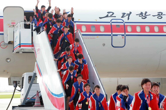 동아시안컵 우승 여자축구선수들 평양 도착