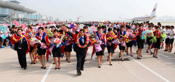 동아시안컵 우승 여자축구선수들 평양 도착