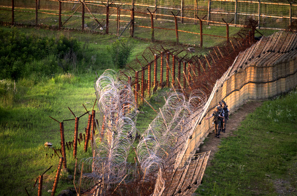 경기도 연천군 서부전선 비무장지대(DMZ)에서 육군 25사단 장병이 남방한계선 철책을 점검하고 있다.  연합뉴스