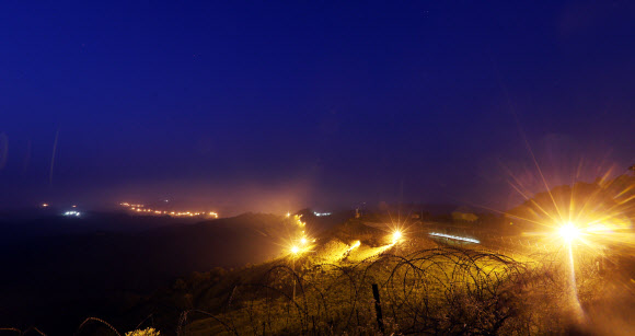 경기도 연천군 중서부전선 비무장지대(DMZ)에서 야간 경계등이 불을 밝히고 있다. 연합뉴스