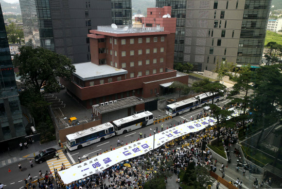12일 오후 서울 종로구 주한일본대사관 앞에서 열린 일본군 위안부 문제 해결을 위한 정기 수요집회에서 참가자들이 광복 70년과 세계 일본군 위안부 기림일을 기리는 대형 현수막을 펼치고 있다.  연합뉴스 