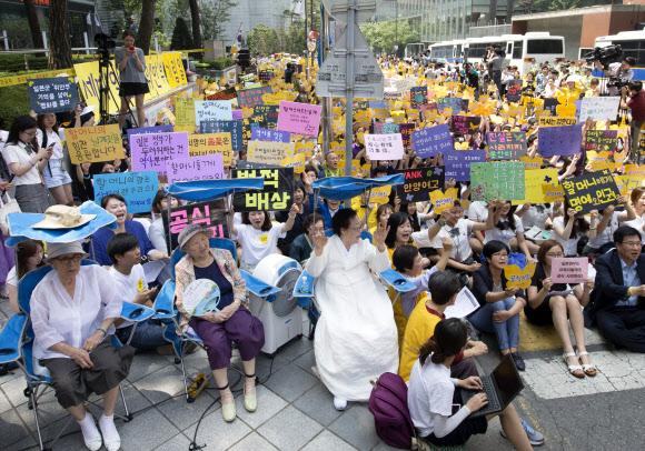 12일 오후 서울 종로구 옛 일본대사관 앞에서 열린 ‘제3차 세계일본군 위안부 기림일 세계연대집회’에서 참가자들이 일본 정부의 공식 사과를 촉구하고 있다.  연합뉴스