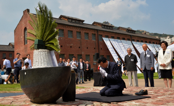 12일 오후 한국을 찾은 하토야마 유키오(鳩山由紀夫) 전 일본 총리가 서울 서대문형무소를 방문해 무릎을 꿇고 헌화와 추모를 하고 있다.  박지환 기자 popocar@seoul.co.kr