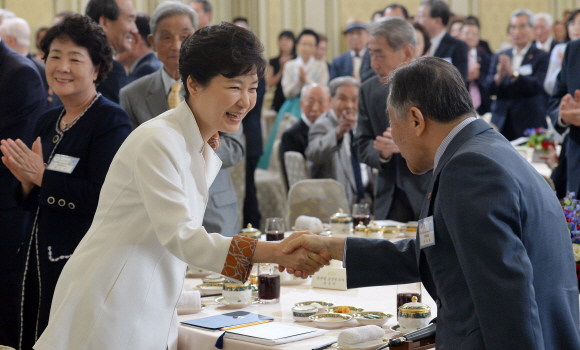 박근혜 대통령이 12일 청와대 영빈관에서 열린 광복 70주년 기념 독립유공자 및 유족과의 오찬에 앞서 참석자들과 인사를 나누고 있다. 박 대통령은 이 자리에서 “북한의 도발에는 단호히 대처해 나갈 것이지만 동시에 이런 일이 발생하지 않고 평화를 구축할 수 있도록 모든 노력을 다해 나갈 것”이라고 밝혔다. 안주영 기자 jya@seoul.co.kr 