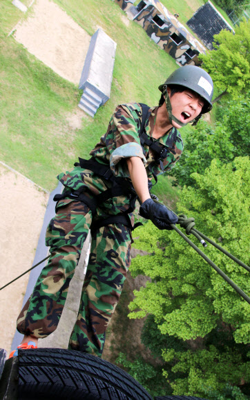 7공수특전여단이 개최한 하계 특전캠프에 참가한 한 학생들이 13일 레펠훈련을 하고 있다.  연합뉴스