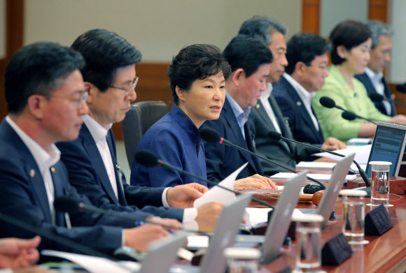 박근혜 대통령이 13일 오전 청와대에서 임시 국무회의를 주재하고 있다. 연합뉴스