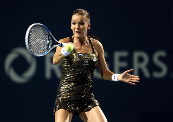 폴란드 테니스 선수 아그니에슈카 라드반스카가 12일(현지시간) 캐나다 온타리오 토론토에서 열린 로저스 컵에서 독일의 율리아 괴르게스를 상대로 경기를 펼치고 있다. ⓒ AFPBBNews=News1