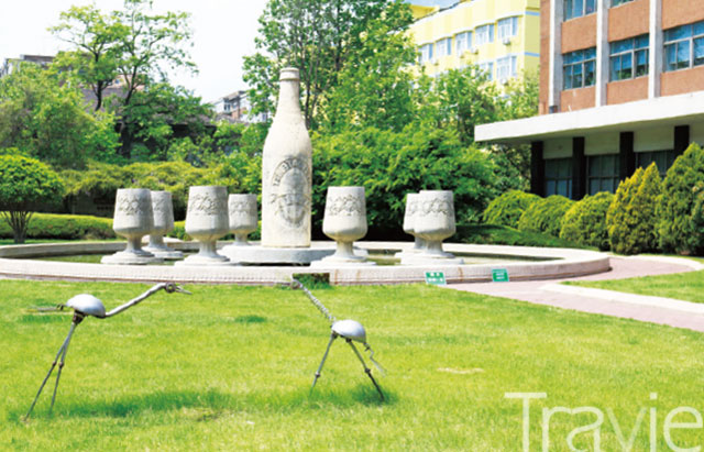 박물관 내부 공원에 자리한 칭다오맥주 100주년 기념 맥주병과 맥주잔 조각상