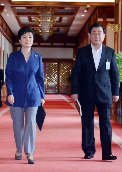 박근혜 대통령과 이병기 전 청와대 비서실장