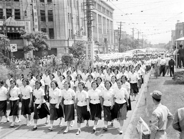 광복절 10주년이던 1955년 경축행사 때 여고생들이 시가행진을 하고 있다. 국가기록원 제공
