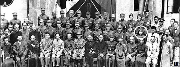 1940년 9월 17일 중국 충칭 자링빈관에서 거행된 한국광복군 창립 전례식. 원 안이 지복영 여사.  