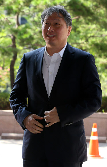 최태원 SK그룹 회장이 17일 오전 서울 중구 SK 본사 건물로 출근하고 있다.  연합뉴스