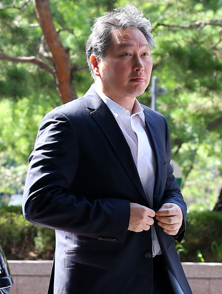 최태원 SK그룹 회장이 17일 오전 서울 중구 SK 본사 건물로 출근하고 있다. 연합뉴스