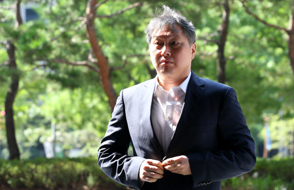 최태원 SK그룹 회장이 17일 오전 서울 중구 SK 본사 건물로 출근하고 있다. 연합뉴스