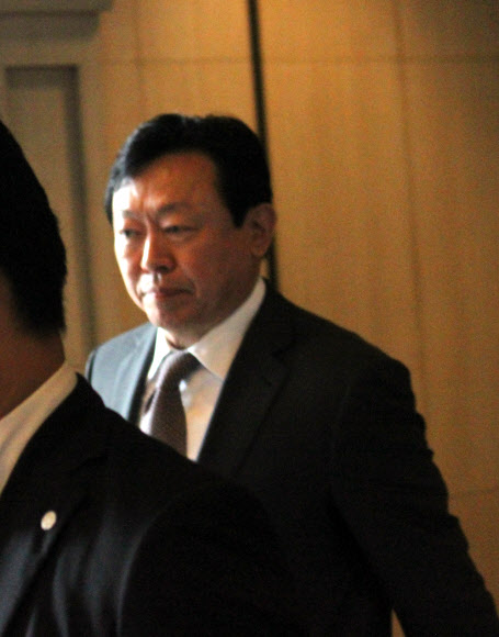 주총 끝나고 나가는 신동빈