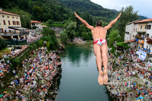 16일(현지시간) 슬로베니아의 소카강(Soca river)에서 열린 다이빙 대회에서 한 참가자가 17미터 높이의 다리에서 강으로 뛰어들고 있다.  ⓒ AFPBBNews=News1
