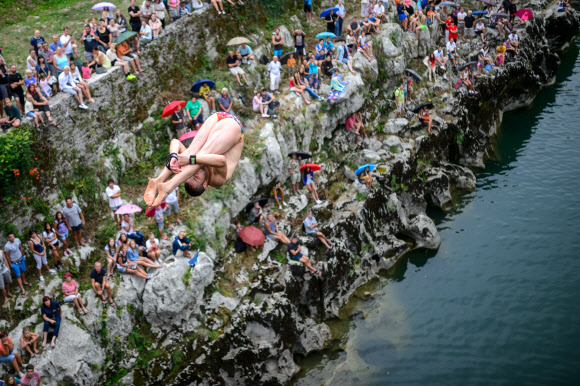 16일(현지시간) 슬로베니아의 소카강(Soca river)에서 열린 다이빙 대회에서 한 참가자가 17미터 높이의 다리에서 강으로 뛰어들고 있다.  ⓒ AFPBBNews=News1