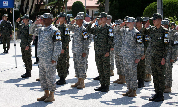 경례하는 JSA 장병