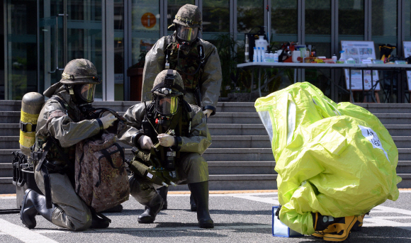 최근 중동호흡기증후군 메르스(MERS)로 인하여 많은 피해를 입은 교훈을 바탕으로 생물무기 사고시 대응 조치가 절실하다는 판단에 따라 2015년 을지연습기간인 18일 18일 서울 서초구청 광장에서 민ㆍ관ㆍ군ㆍ경ㆍ소방 통합으로 전시 감염병(페스트, 탄저균 등) 테러에 대비한 훈련을 실시하고 있다. 이번 훈련은 국군화생방방호사령부, 국군화생방방어연구소, 메르스 환자를 호송 전담했던 서초소방서 119구조대, 서초경찰서, 화생방전문병원인 서울성모병원, 보건소 감염병 전담팀 등 전시 감염병 대책 전문 유관기관이 통합하여 최초 신고부터 시료채취, 분석, 역학조사, 제독에 이르는 전 과정을 실제 훈련으로 진행했다. 2015.08.18. 이종원 선임기자 jongwon@seoul.co.kr