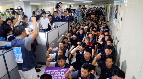 한국노총 산별노조 조합원들이 18일 서울 여의도 한국노총에서 노사정 대화 복귀를 반대하며 위원장실 앞에서 점거농성을 벌이고 있다. 2015. 8. 18. 박윤슬 seul@seoul.co.kr