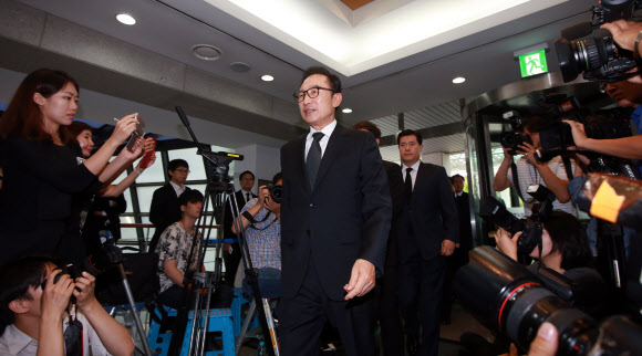 이맹희 CJ 명예회장 빈소 들어서는 이명박 전 대통령