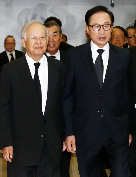 빈소 나서는 이명박 전 대통령