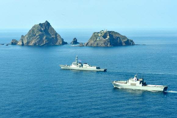 왼쪽부터 서애류성룡함(DDG, 이지스구축함), 천왕봉함(LST-2, 상륙함). 해군 제공
